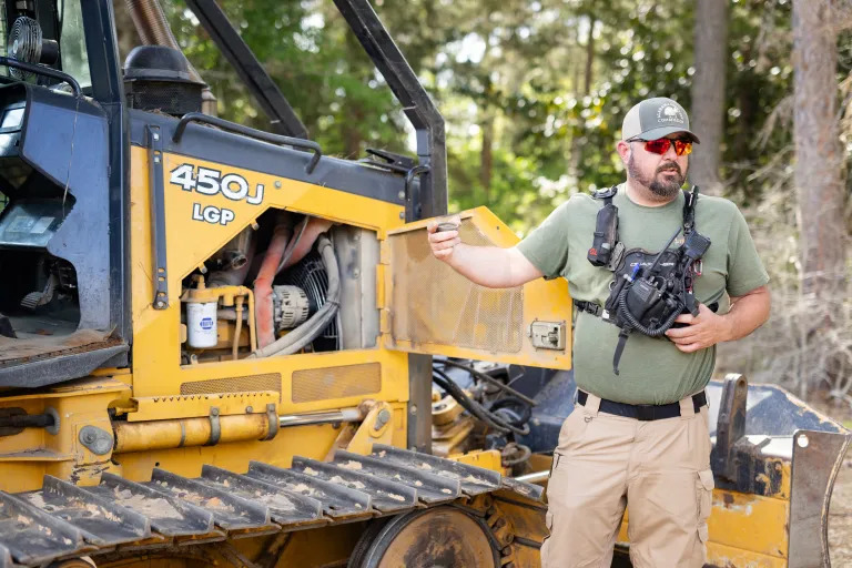 Ethan Barrett, analista de incendios de la Comisión Forestal de Alabama, ofreció una visión general de las operaciones con excavadoras contra incendios a científicos e investigadores del proyecto FireSense de la NASA y otros socios universitarios y comerciales durante el evento de abril. Fuente: NASA/Milán Loiacono