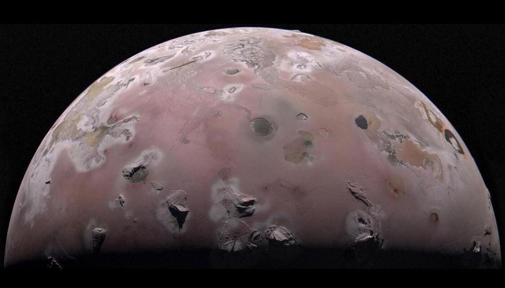 Die Nordpolregion von Jupiters vulkanischem Mond Io, aufgenommen im Dezember 2023 von der NASA-Sonde Juno während ihres 57. Nahvorbeiflugs am Gasriesen. Die Nordpolregion von Jupiters vulkanischem Mond Io, aufgenommen im Dezember 2023 von der NASA-Sonde Juno während ihres 57. Nahvorbeiflugs am Gasriesen. Bild: NASA/JPL-Caltech/SwRI/MSSS/Gerald Eichstädt