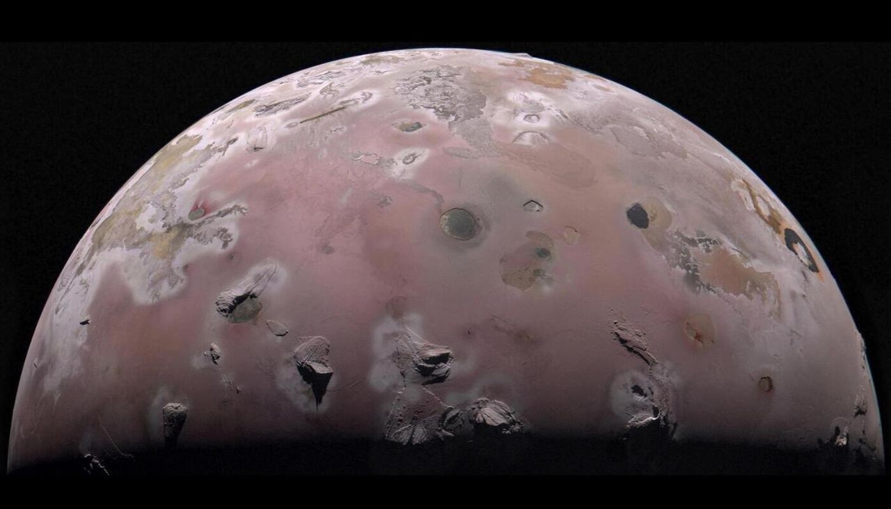 Die Nordpolregion von Jupiters vulkanischem Mond Io, aufgenommen im Dezember 2023 von der NASA-Sonde Juno während ihres 57. Nahvorbeiflugs am Gasriesen. Bild: NASA/JPL-Caltech/SwRI/MSSS/Gerald Eichstädt