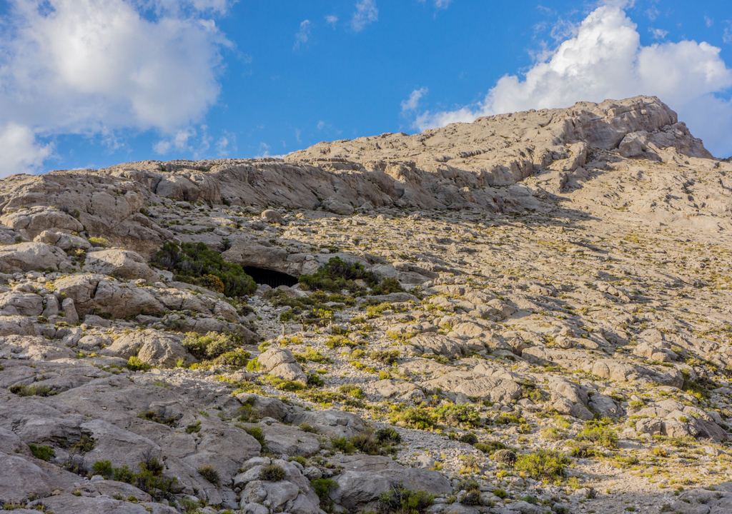 Según la leyenda, dos mujeres que huían de los indios en la zona se ocultaron en esta caverna y jamás volvió a vérselas. Dicen que adoptaron forma de lechuza y aún se las puede encontrar.