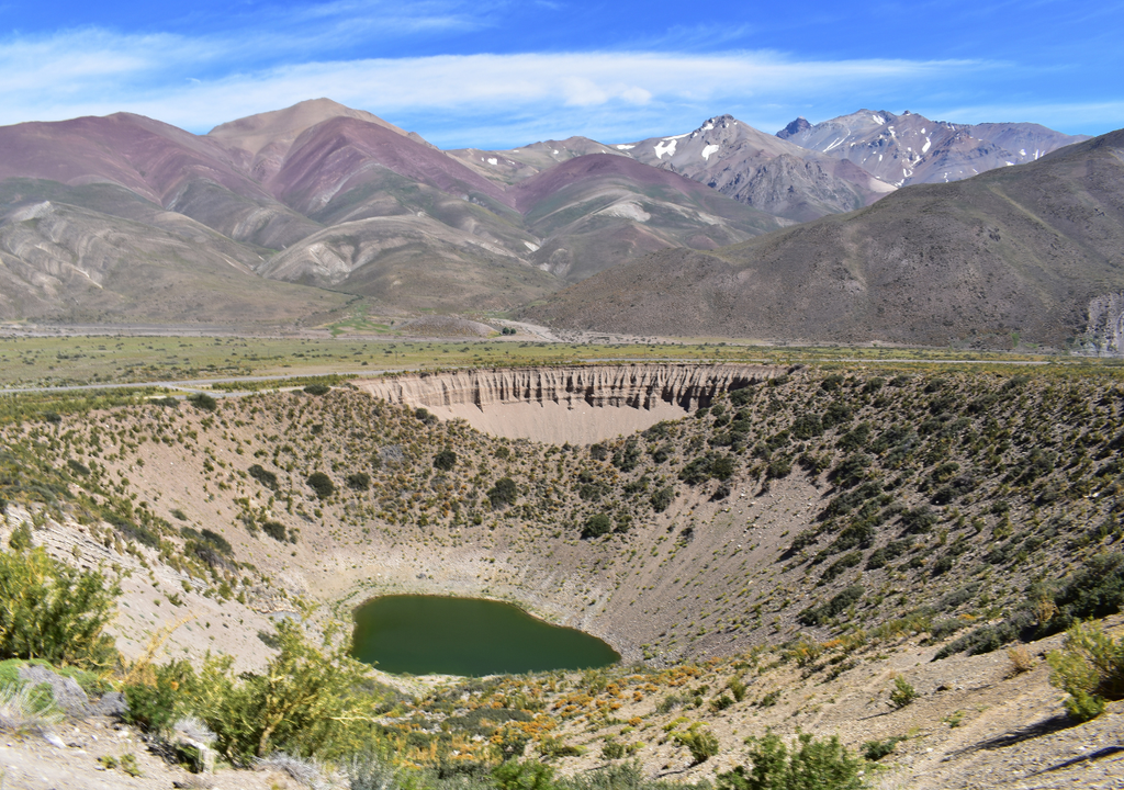 La leyenda cuenta que este pozo se abrió repentinamente y allí murieron ahogados los guerreros del pueblo araucano cuando perseguían con sus malones a los pehuenches.