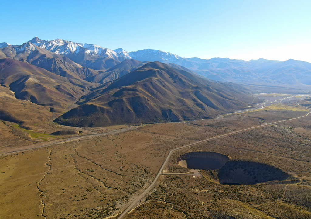 En el Pozo de las Ánimas, los visitantes escuchan un sonido que se asemeja a un lamento constante y doloroso. La ciencia dice que es el sonido del viento al atravesar las paredes naturales.