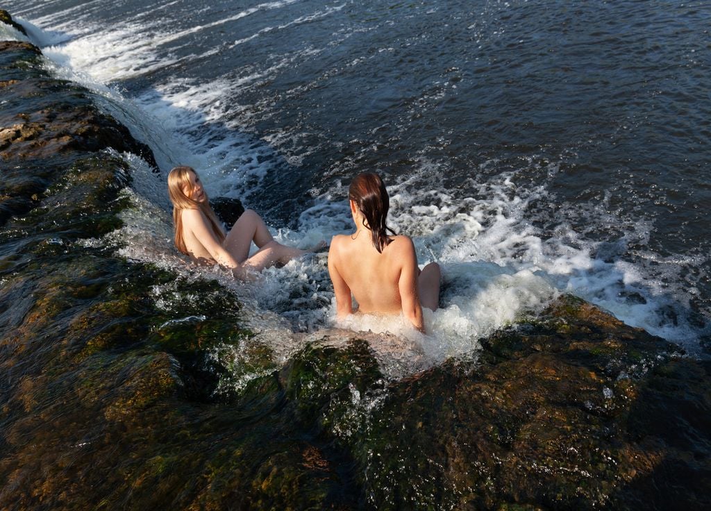 Deux jeunes femmes profitent de la nature. Deux jeunes femmes profitent de la nature.
