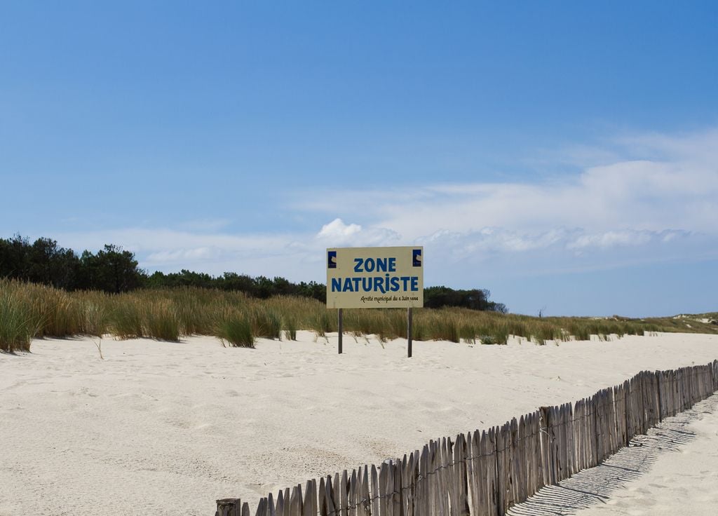 Les plages naturistes sont clairement indiquées par des panneaux de signalisation. Les plages naturistes sont clairement indiquées par des panneaux de signalisation.
