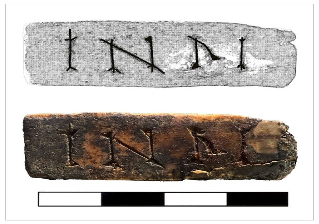 Peças de marfim com as letras "INRI" encontradas na nau Nossa Senhora do Cabo Peças de marfim com as letras "INRI" encontradas na nau Nossa Senhora do Cabo