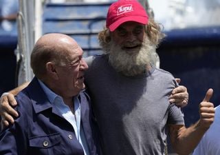 Náufrago australiano y su mascota mexicana son rescatados por un barco de pesca de México