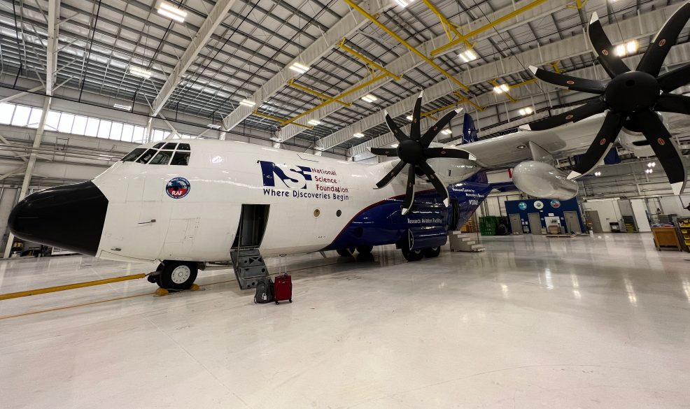 El avión de investigación C-130 de NSF NCAR se encuentra en su hangar en las Instalaciones de Investigación de Aviación en Broomfield, Colorado. El nuevo radar aerotransportado de matriz en fase (APAR) del NCAR se montará en este C-130 y se pondrá a disposición de la comunidad de investigación universitaria. Imagen de UCAR