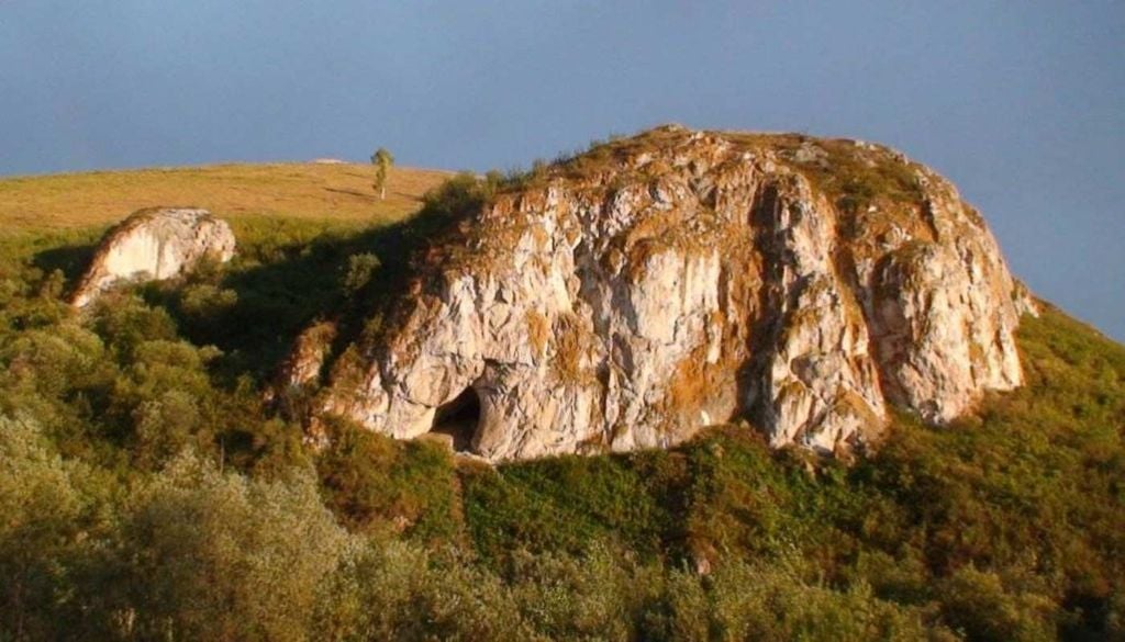 Gruta na Sibéria Escavações na gruta de Chagyrskaya ajudaram investigadores a descobrir um dos mais antigos tratamentos dentários conhecidos. Fonte: Military Reviews