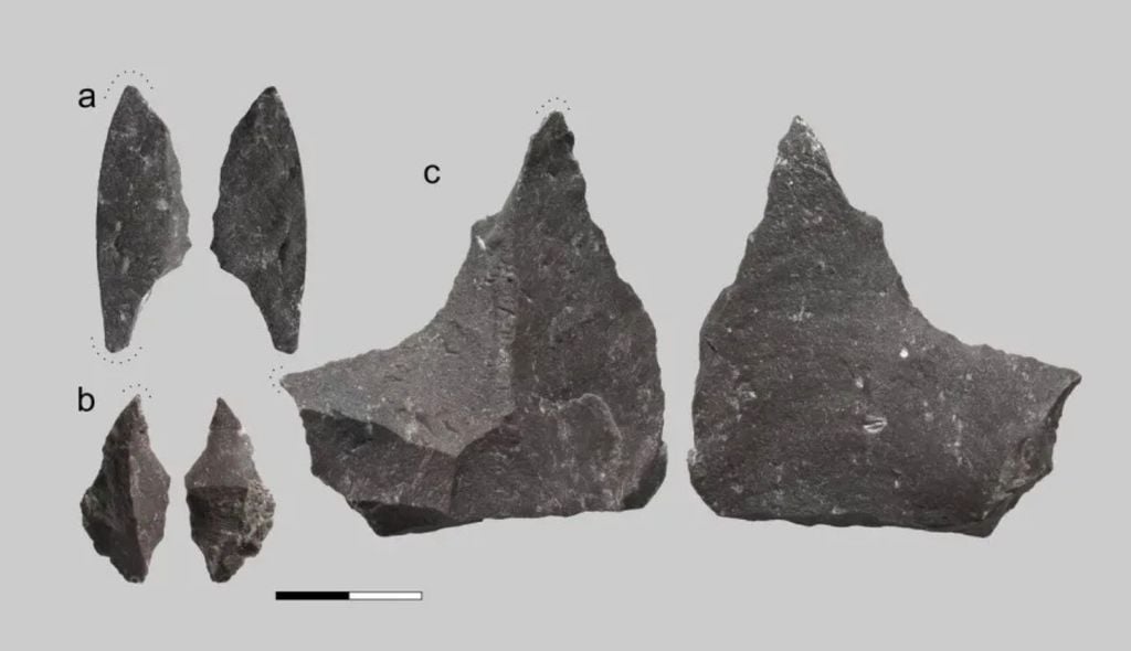 Os pesquisadores recriaram ferramentas encontradas na caverna usando jaspe extraído localmente. Zubova et al., 2026/PLOS One) Os pesquisadores recriaram ferramentas encontradas na caverna usando jaspe extraído localmente. Crédito: Zubova et al., 2026/PLOS One