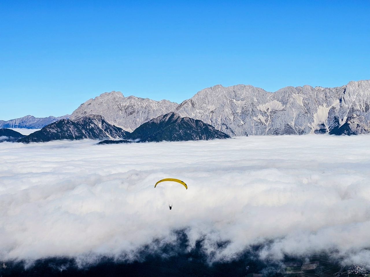 Bei einer Inversion ist es in den Tälern häufig trüb und kalt, während es in der Höhe sonnig und mild ist (Foto Markus Köss, Inntal im Okt. 2025)