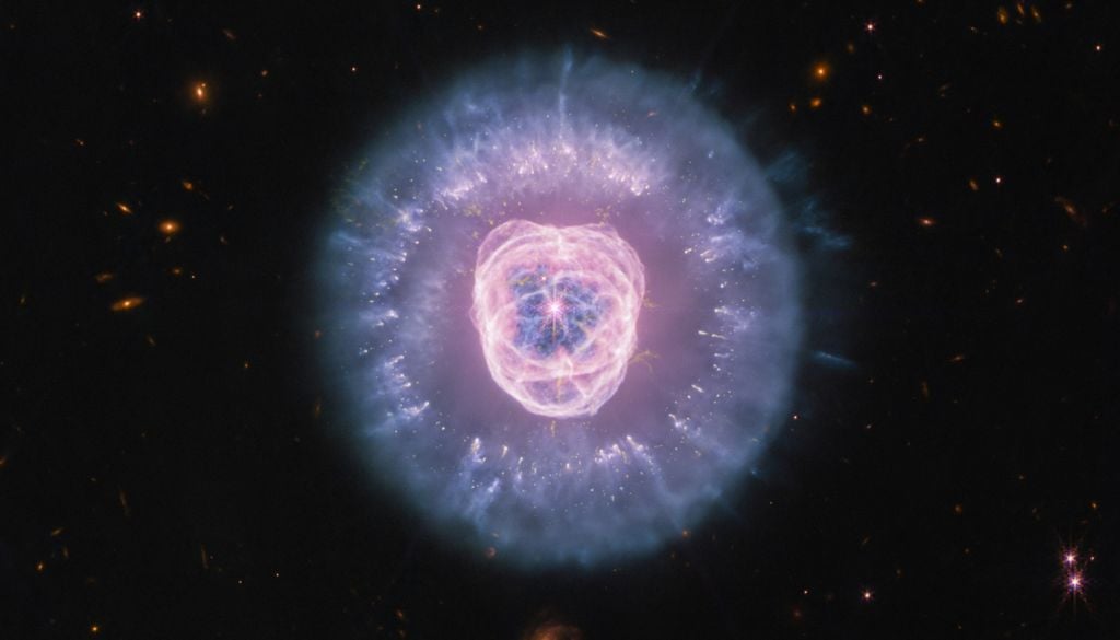 Los restos de la estrella central son los responsables de la estructura de la nebulosa, que incluye una burbuja de gas ionizado con forma de cara de león y una "melena" de polvo. Crédito: NASA, ESA, CSA, STScI