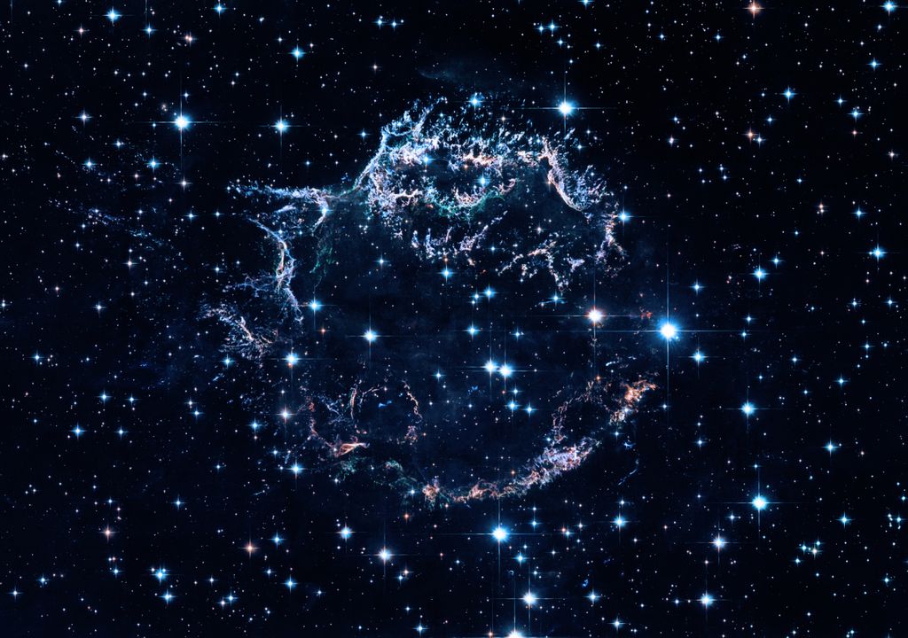 Cassiopeia A; supernova; nebulosa interna; colisão