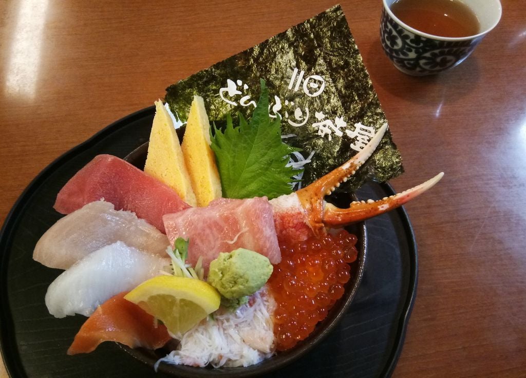 Bol de sushis aux fruits de mer et oeufs de saumon au marché de Nijo. Bol de sushis aux fruits de mer et oeufs de saumon au marché de Nijo.