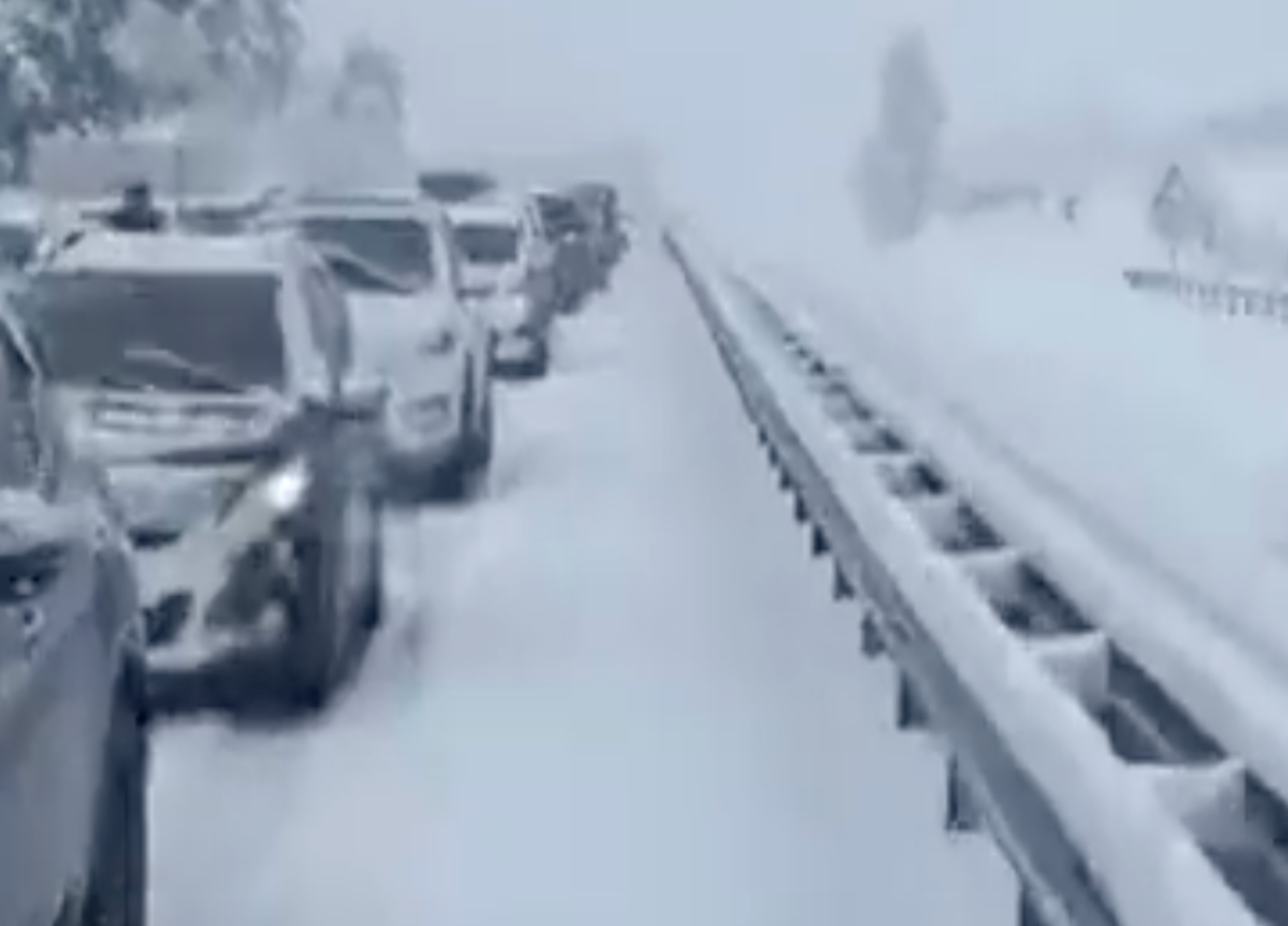 La neige a piégé plus de 2000 véhicules sur les routes du Massif central -  Le Temps