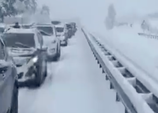 Neige en Lozère ! Des centaines d'automobilistes bloqués sur l'autoroute !