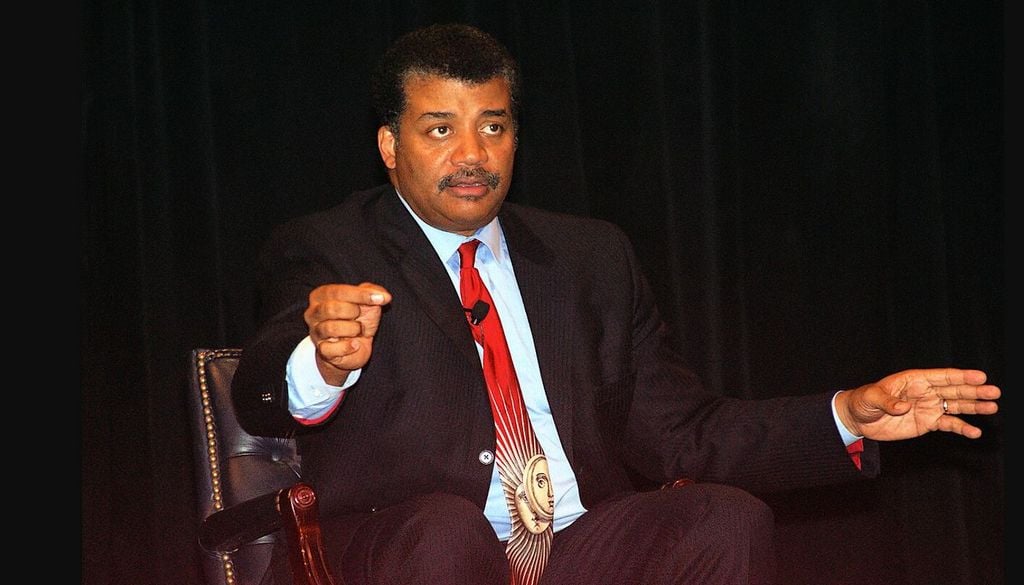 Neil deGrasse Tyson Neil deGrasse Tyson explica cómo la teoría de la relatividad de Einstein permite viajar al futuro gracias a la dilatación temporal y por qué regresar al pasado sigue fuera del alcance de la física conocida. Imagen: Wikipedia / BDEngler