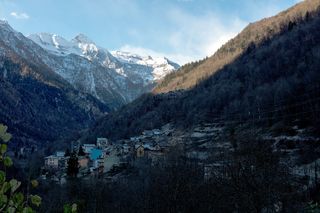 Nel giorno della Candelora torna a splendere il Sole nel paesino delle Alpi dove non c'è l'alba da mesi