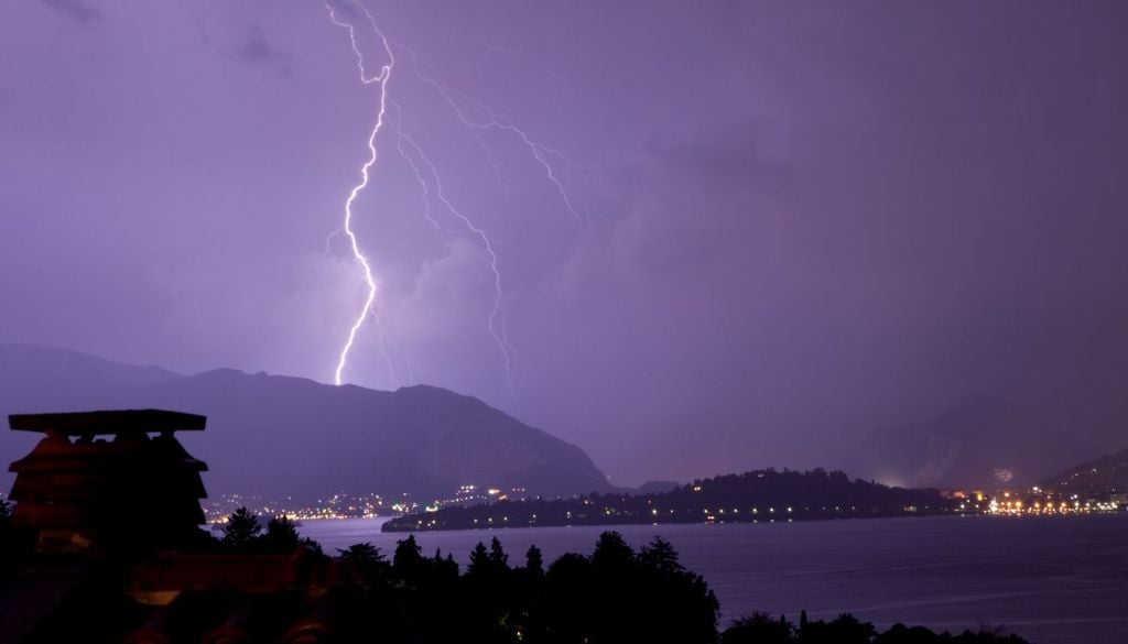 Downburst. Nelle prossime ore il rischio di downburst e microburst pericolosi interesserà tutta la costa del basso Tirreno, dalle aree campane fino alla Sicilia e alla Calabria tirrenica.