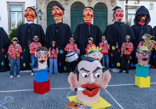 Nem o mau tempo trava a festa: o Carnaval de Ovar j&aacute; anima a cidade