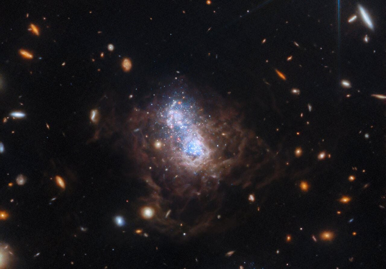 Immagine della galassia I Zwicky 18 ottenuta dal telescopio James Webb. Credit: ESA/Webb, NASA, CSA, A. Hirschauer, M. Meixner et al.