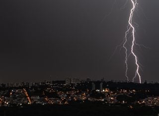 Chuvas atingem quase metade do Brasil nesta ter&ccedil;a, 23: alerta de chuvas intensas e tempestades; confira