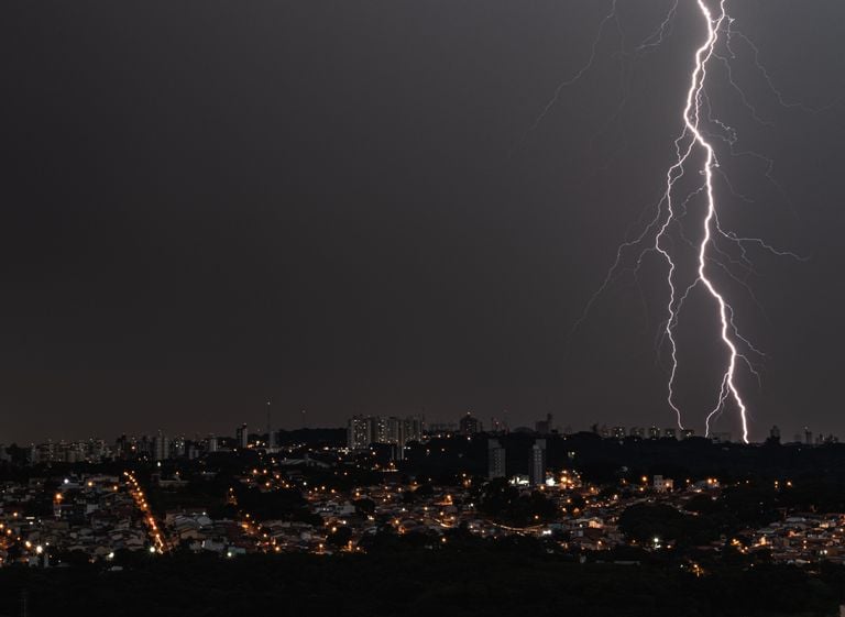 Chuvas atingem quase metade do Brasil nesta ter&ccedil;a, 23: alerta de chuvas intensas e tempestades; confira