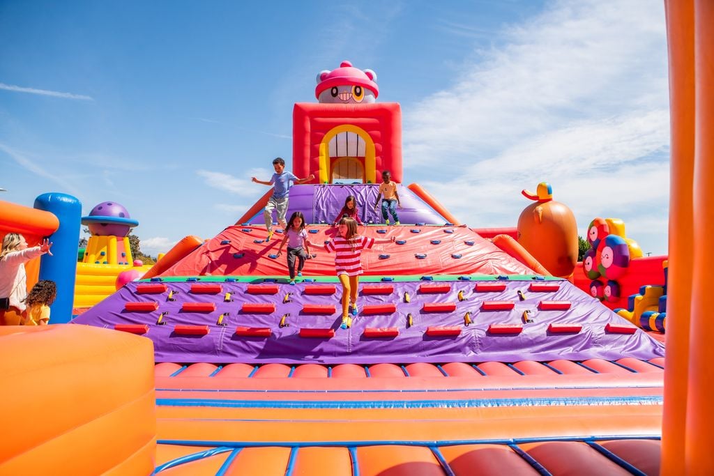 FUNBOX bringt Hüpf-Spaß an die Spree (Foto: FUNBOX – Productores de Sonrisas)