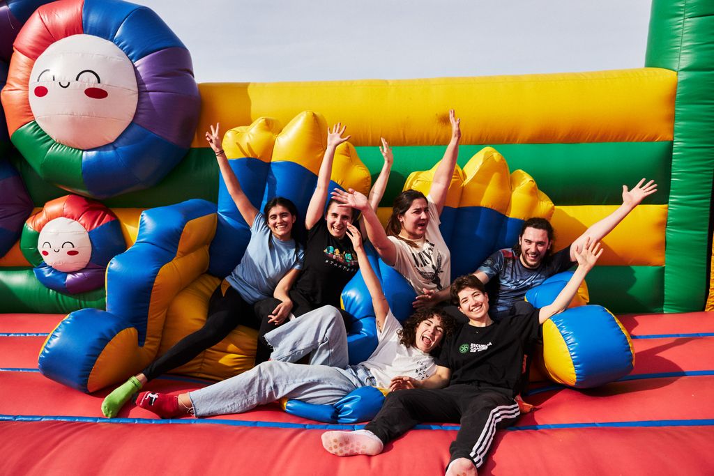 Nicht nur kleine Kinder amüsieren sich hier prächtig, auch die Großen können aufregende Stunden genießen (Foto: FUNBOX bringt Hüpf-Spaß an die Spree (Foto: FUNBOX – Productores de Sonrisas)