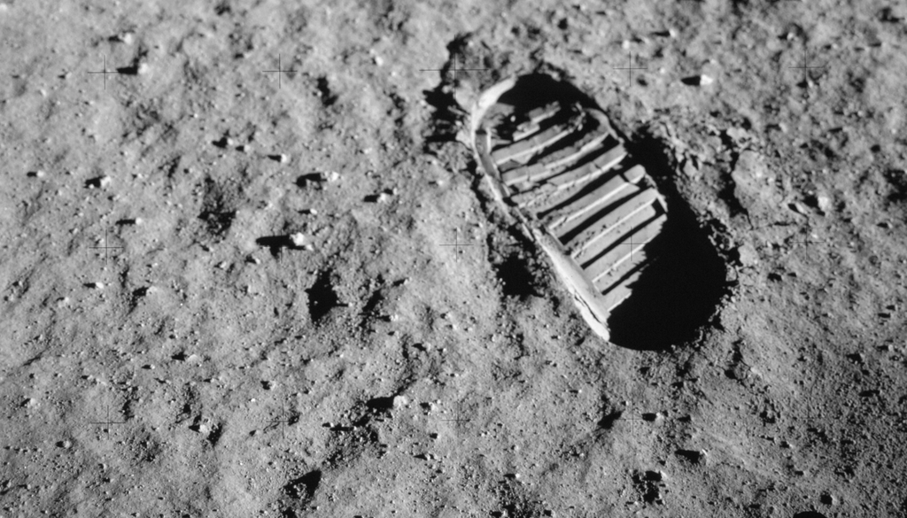 Ein Stiefelabdruck im feinpulvrigen Regolith des Mondes während der Apollo-11-Mission. Ähnliche Bedingungen könnten auf dem Exoplaneten LHS 3844 b herrschen, bedingt durch langanhaltende Weltraumverwitterung. Bild: NASA