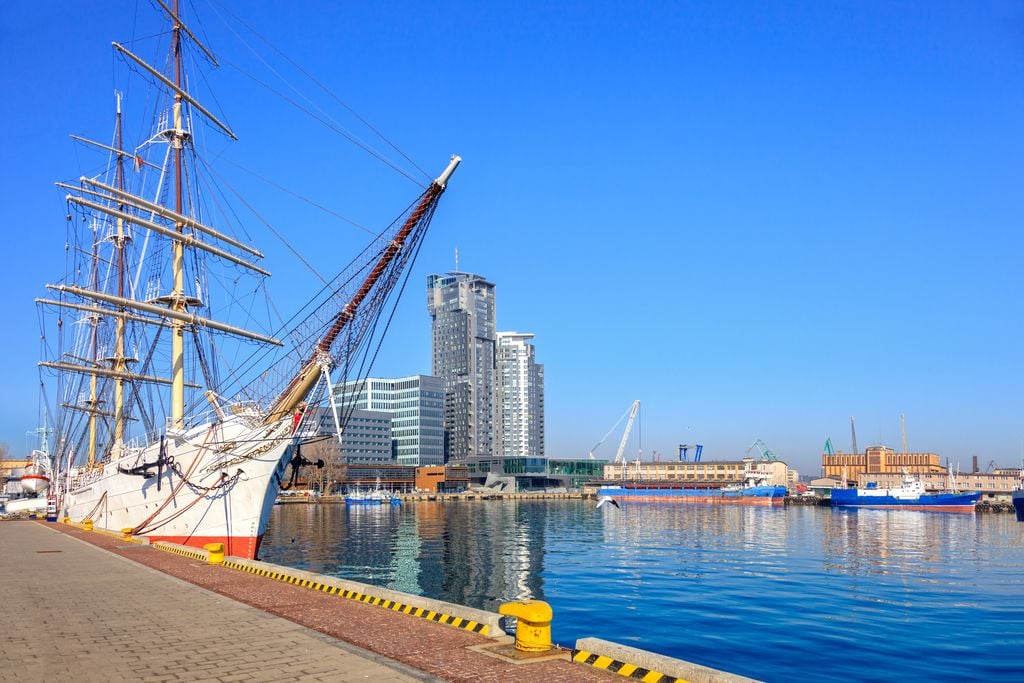 Reizvoller Kontrast: Historischer Segler im Hafen. Foto: Adobe Stock
