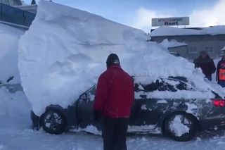 Nevadas históricas en Europa sepultan autos y casas