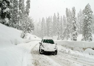 De fortes chutes de neige paralysent plusieurs régions d'Inde !