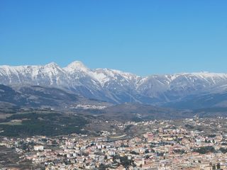 Torna la neve sull'Appennino, incendio vicino Genova: la situazione