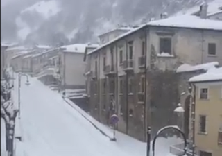 Neve sull'Appennino, maltempo invernale al centro-sud: i video