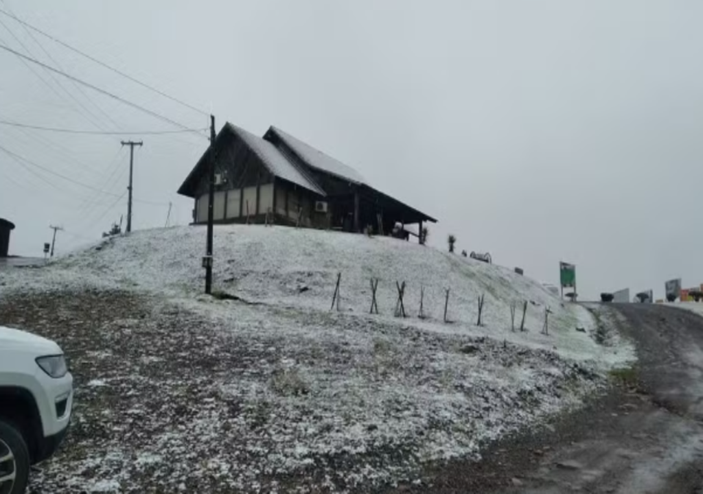 Neve rara no Sul e temperaturas negativas marcaram o início do fim de semana.