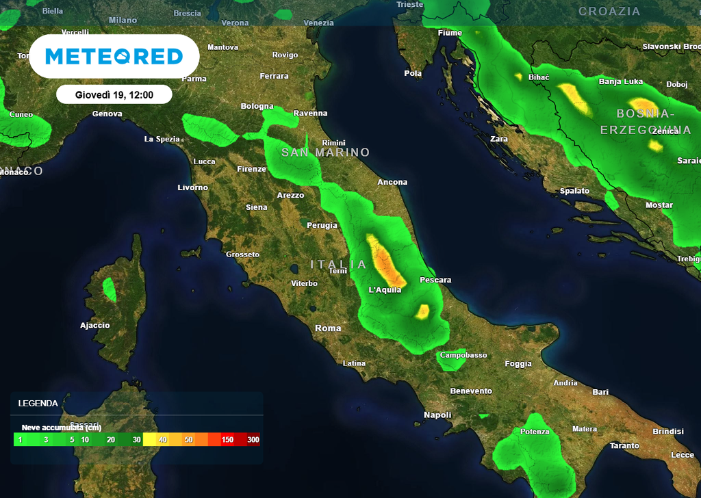 L'aria fredda e secca in arrivo dai Balcani, correndo sulla superficie marina più calda, si caricherà di umidità (un fenomeno noto come Adriatic Effect Snow), iniziando a generare una nuvolosità compatta e irregolare che interesserà soprattutto le Marche, l'Abruzzo e il Molise.