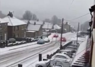 La neve si estende per l'Europa: ecco i video