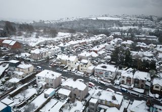 La Gran Bretagna ripiomba nell'inverno, gelo e neve dal Galles a Londra