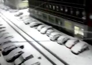 La neve imbianca Milano, ecco i video