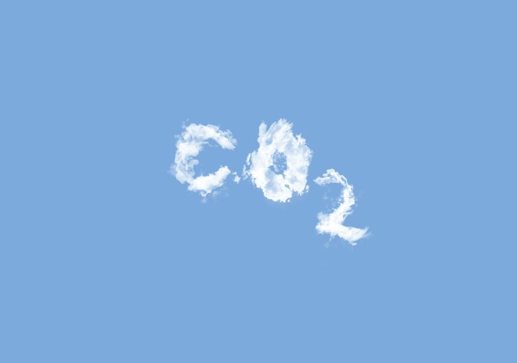 co2 escrito com fumaça ou nuvens no céu azul
