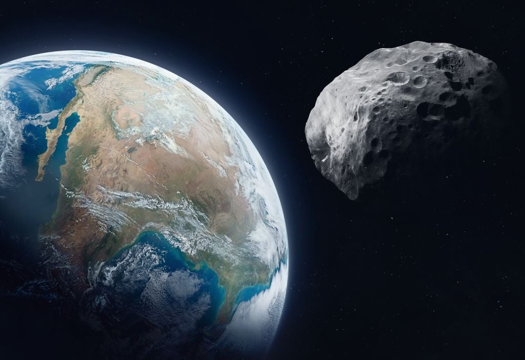 Asteroide en el espacio cerca de la Tierra. Gran asteroide en la órbita del planeta Tierra.