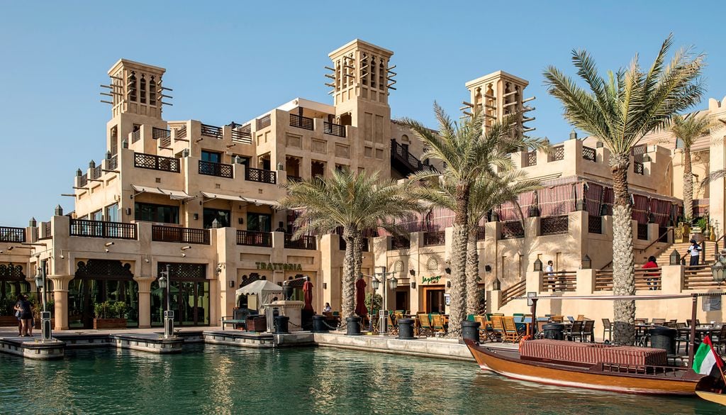 En este lujoso resort en Dubai se han incorporado torres de captación de viento como solución climática.