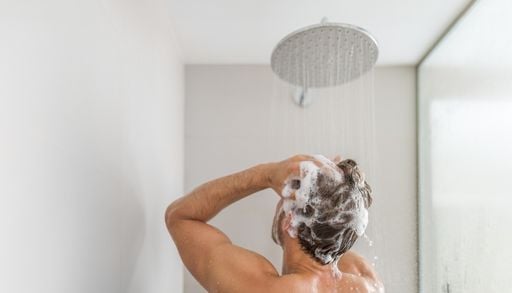 Ni en el trabajo ni estudiando: la raz&oacute;n cient&iacute;fica por la que tu cerebro es m&aacute;s creativo en la ducha