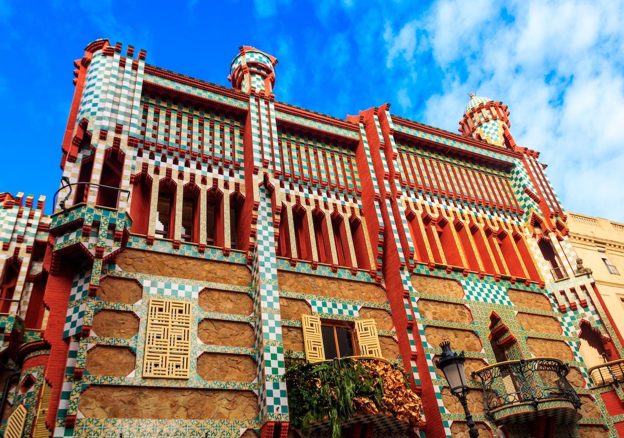 Fachada principal de Casa Vicens, donde Gaudí incorporó por primera vez el uso de azulejos cerámicos en serie, producidos por la fábrica Pujol i Bausis, una innovación que marcaría su estilo posterior.