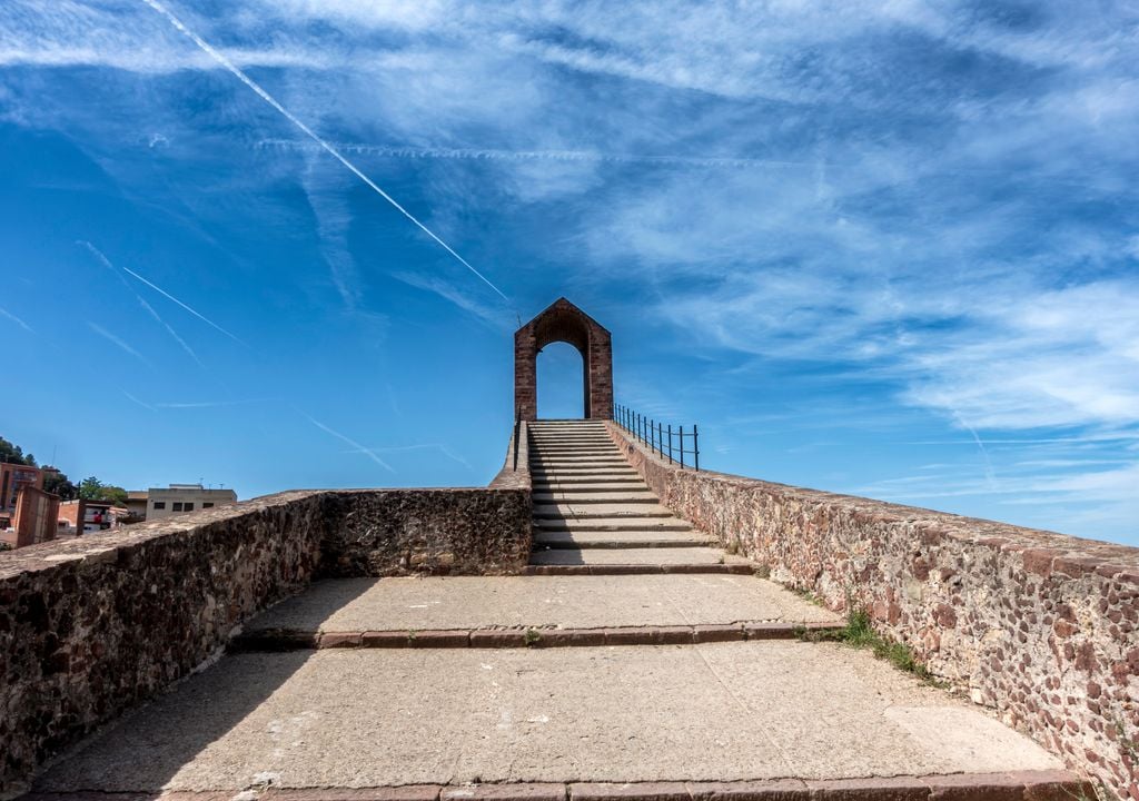 Otra perspectiva del Puente del Diablo, en la que se pueden apreciar las reconstrucciones llevadas a cabo a través de los siglos.