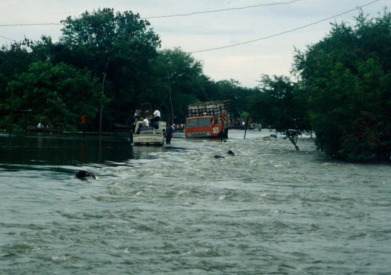 Vehículos pasan la Panamericana inundada en Tipitapa, Nicaragua, aproximadamente 1 semana después del paso del huracán Mitch. Imagen tomada de Wikipedia.