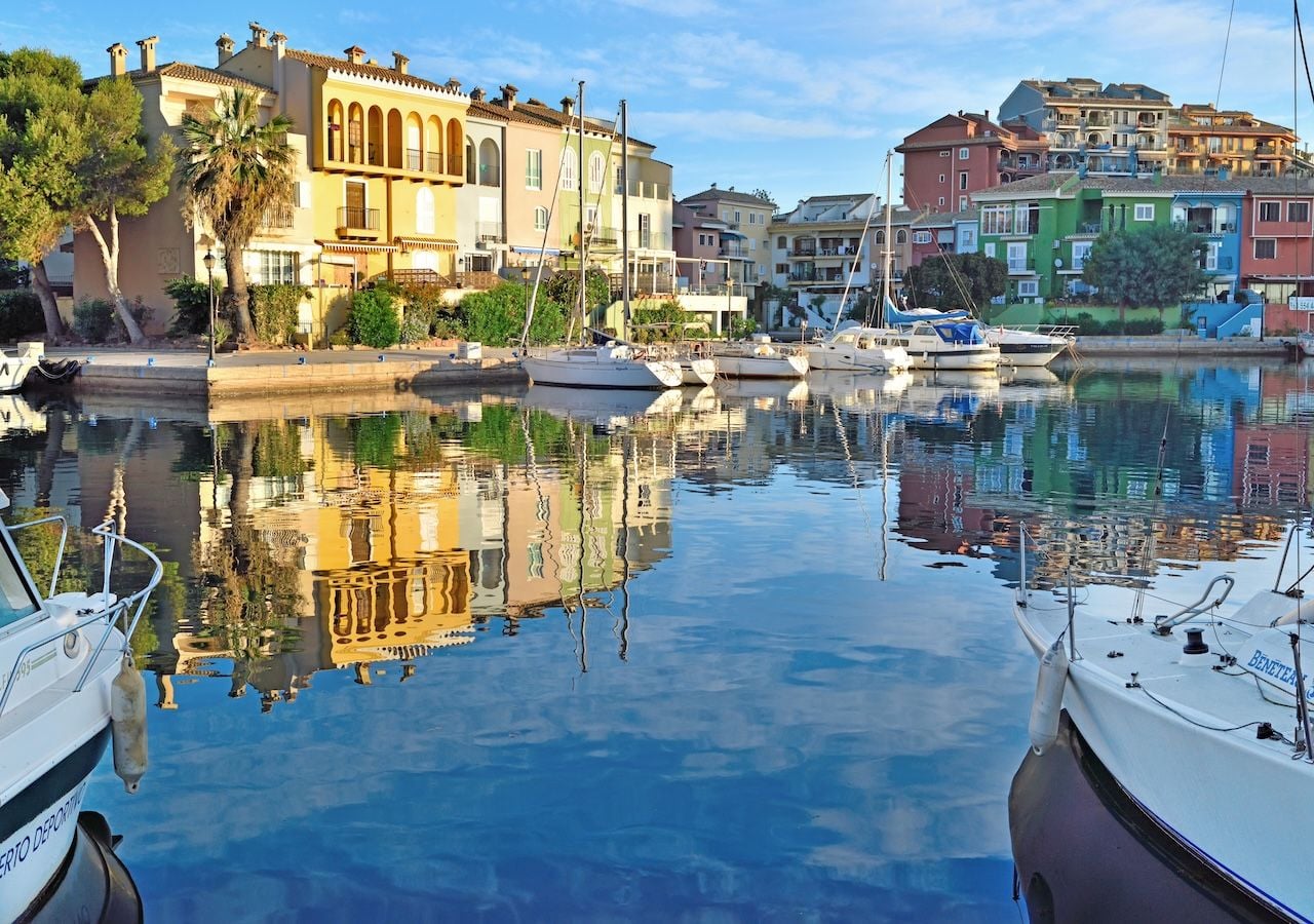 Port Saplaya, la marina residencial diseñada en los años 70 por el arquitecto Fernando Moreno Barberá, sorprende con sus canales navegables, fachadas de colores y su aire mediterráneo.