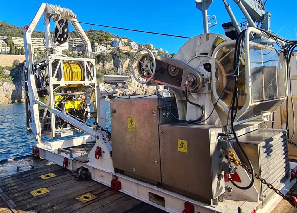 Le robot, prêt à être mis à l’eau pour mener les recherches. Crédit photo : Gendarmerie Maritime Le robot, prêt à être mis à l’eau pour mener les recherches. Crédit photo : Gendarmerie Maritime