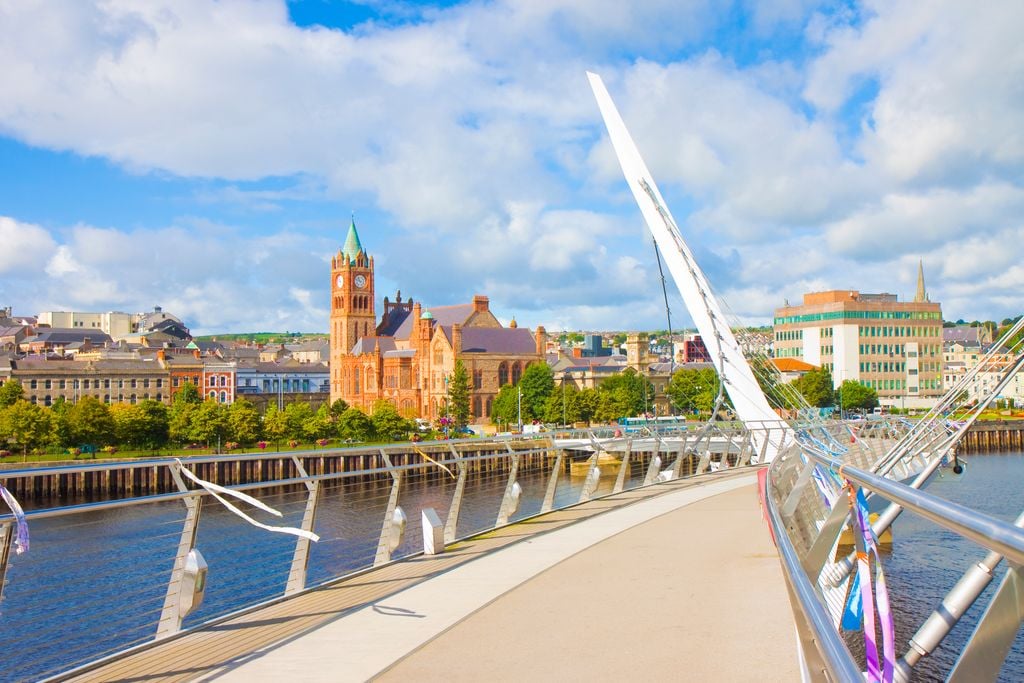 Die 2011 fertiggestellte Peace Bridge führt in Derry über den Fluss Foyle. Foto: Adobe Stock