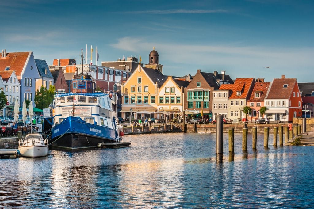 Schönstes Nordsee-Flair: Husum ist für seinen malerischen Hafen berühmt. Foto: Adobe Stock